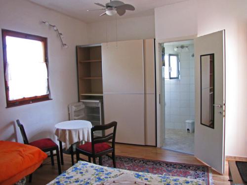 Gästezimmer Schrank + Kühlschrank